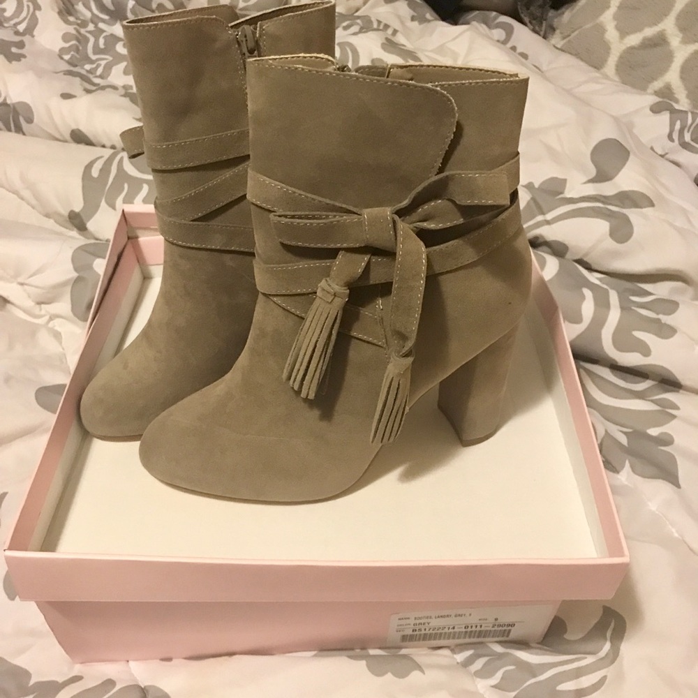 Size 9 Cute Gray Heeled Booties