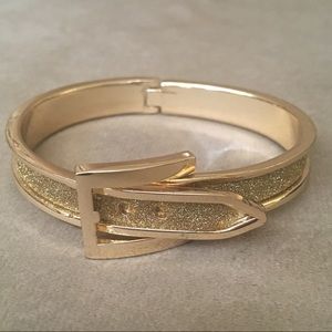 ⭐️Glamorous Gold Belted bracelet