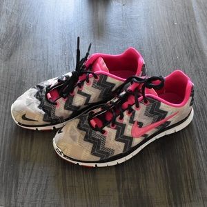 Nike Women's Chevron Cross-Trainer Shoes • Sz 7.5