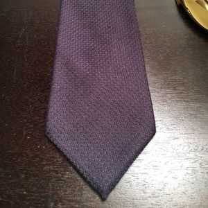 Today's Man navy tie. 3.6in at widest. 5 ft long. Very tiny pull as pictured.