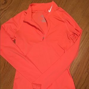 🍑 Peach colored, fitted NIKE running pullover