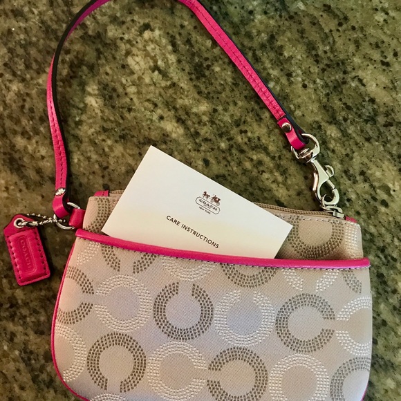 NWOT! 💕COACH DOT OP ART SMALL WRISTLET ❤️ - Picture 2 of 8