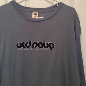 Blue gray long sleeve old navy tee.