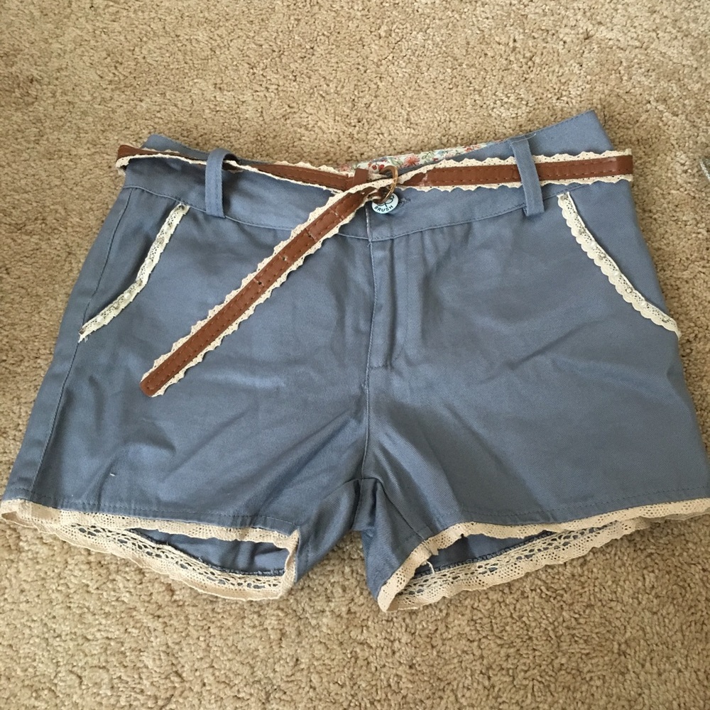 Lace embroidered shorts