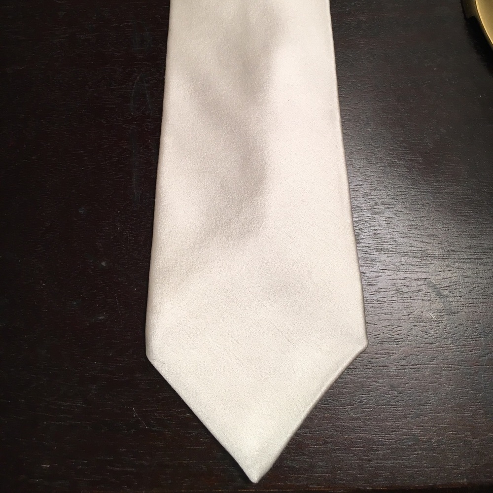 Cream silk tie by Neiman Marcus