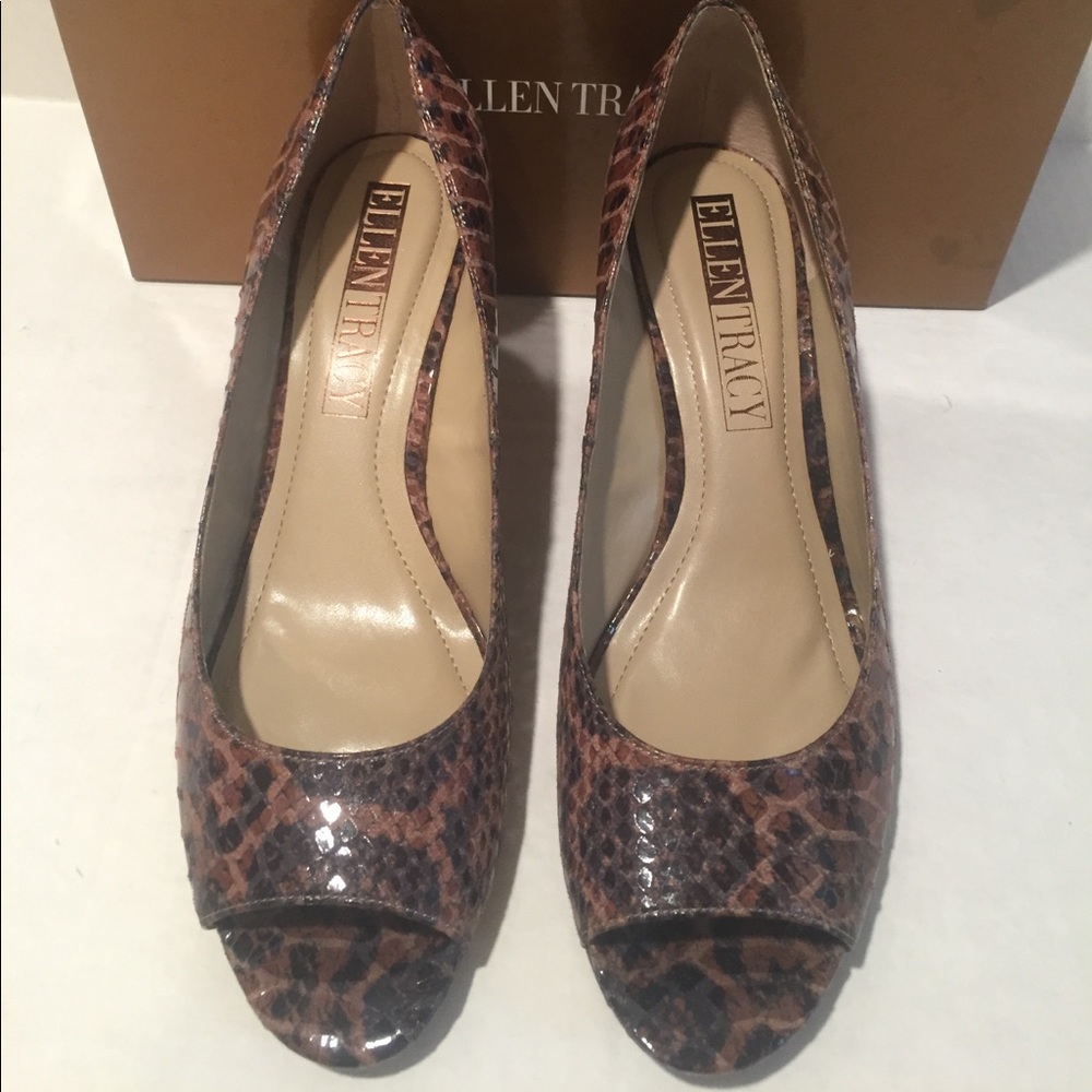 ELLEN TRACY COGNAC SNAKE PRINT PEEP TOE WEDGES 8.5