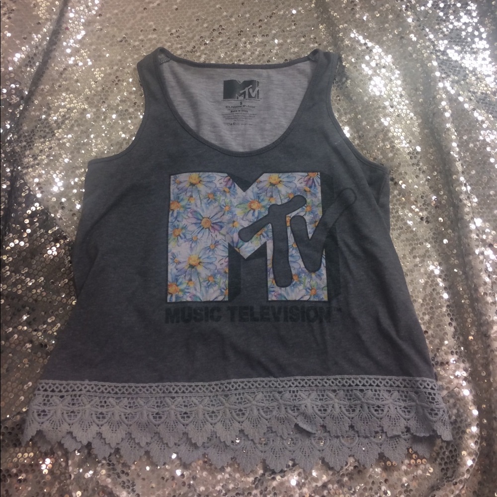 Adorable MTV lace fringe tank!
