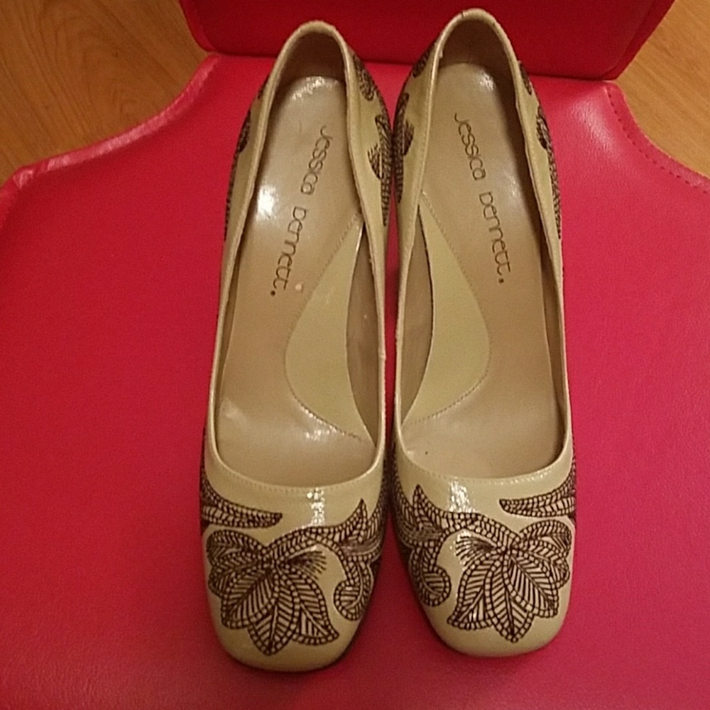 Embroidered taupe pumps sz 8