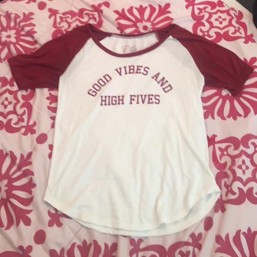 ♡ SALE good vibes and high fives t shirt - size s