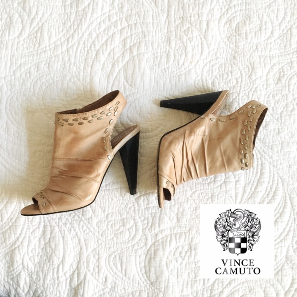 VINCE CAMUTO leather peep toe shoes w/ block-heels