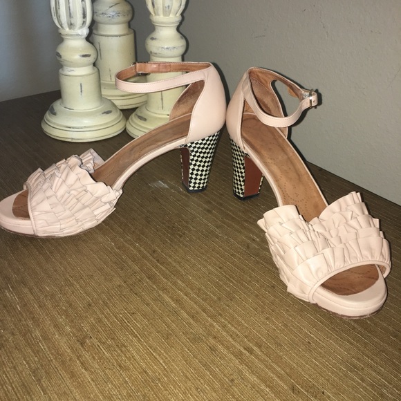 Beautiful Chie Mihara ruffled sandals - Picture 2 of 4