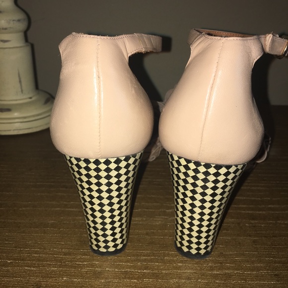 Beautiful Chie Mihara ruffled sandals - Picture 3 of 4