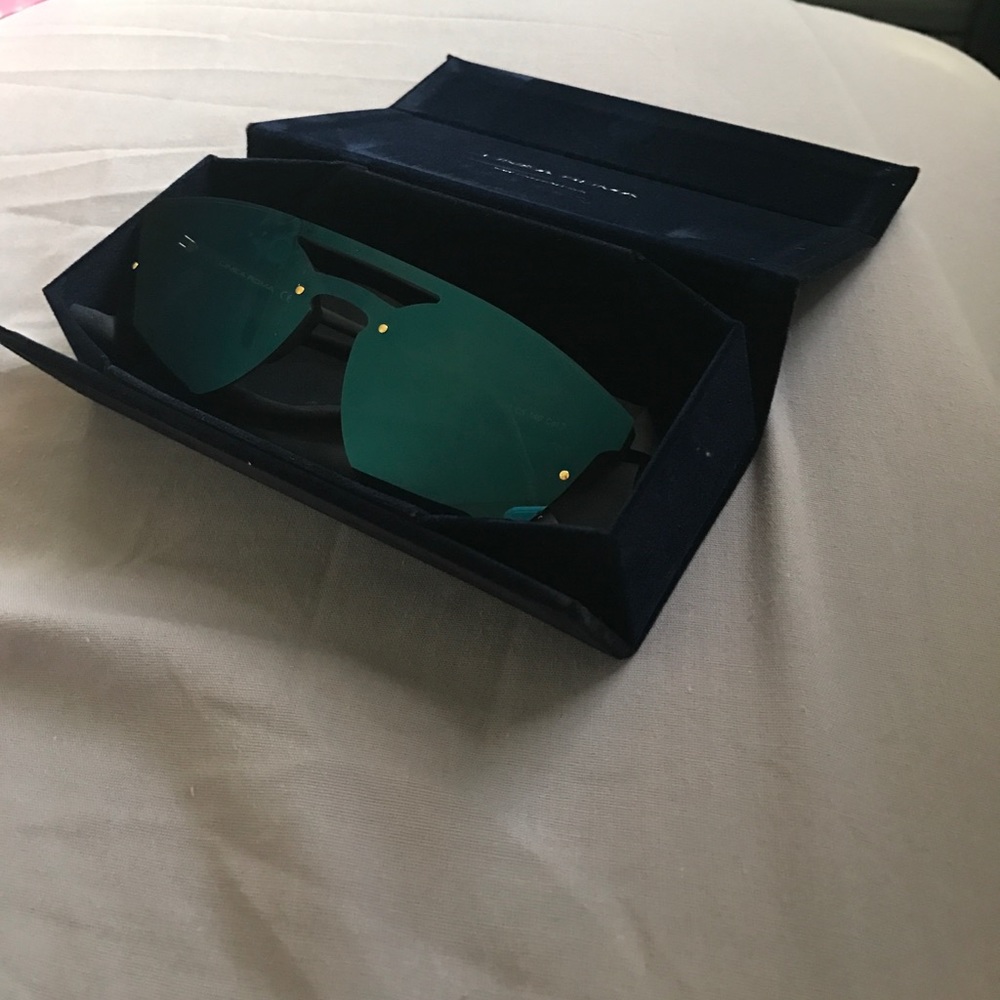 BRAND NEW Linea Roma mirrored sunnies