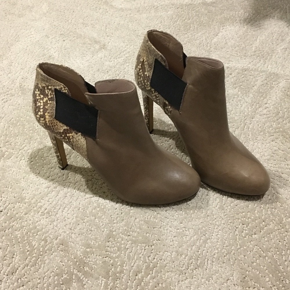 Vince Camuto size 10 booties