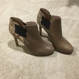 Vince Camuto size 10 booties