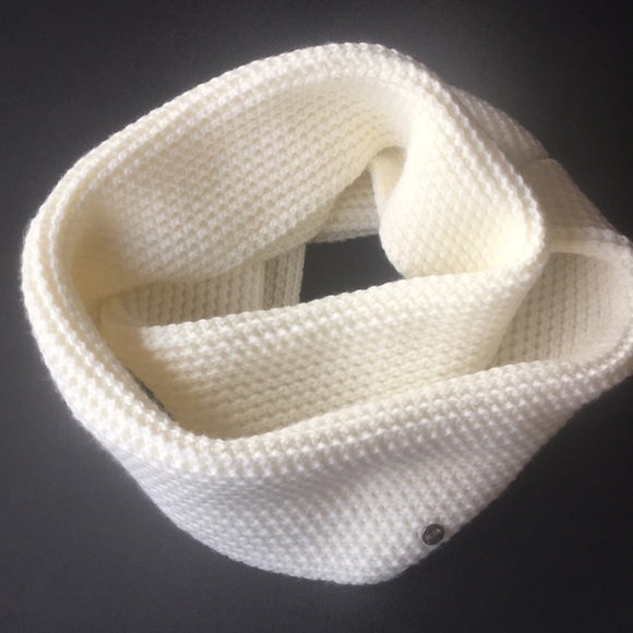 BCBGeneration Accessories - BCBGenerations ivory chunky knit infinity scarf