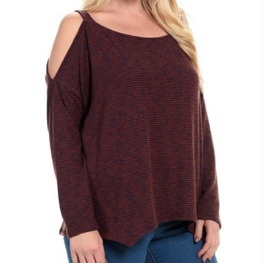 ๐คHOST PICK๐คPlus" Cutout Shoulder Top - Picture 3 of 6