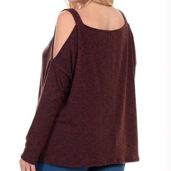 ๐คHOST PICK๐คPlus" Cutout Shoulder Top - Picture 4 of 6