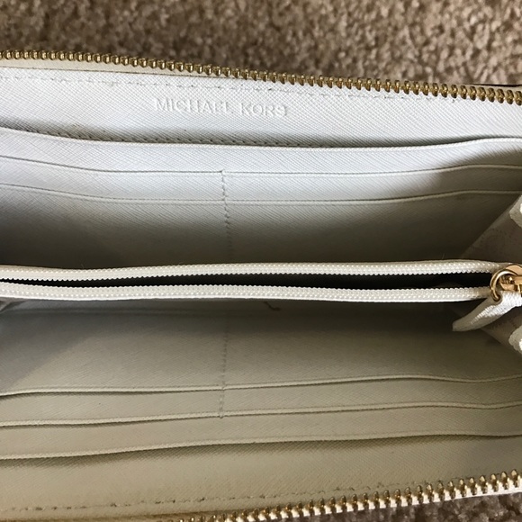 MK white purse with matching wallet  SOLD - Picture 3 of 4