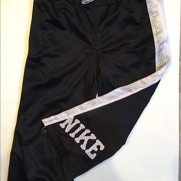 Girls NIKE Black & White cropped pants. - Picture 4 of 4