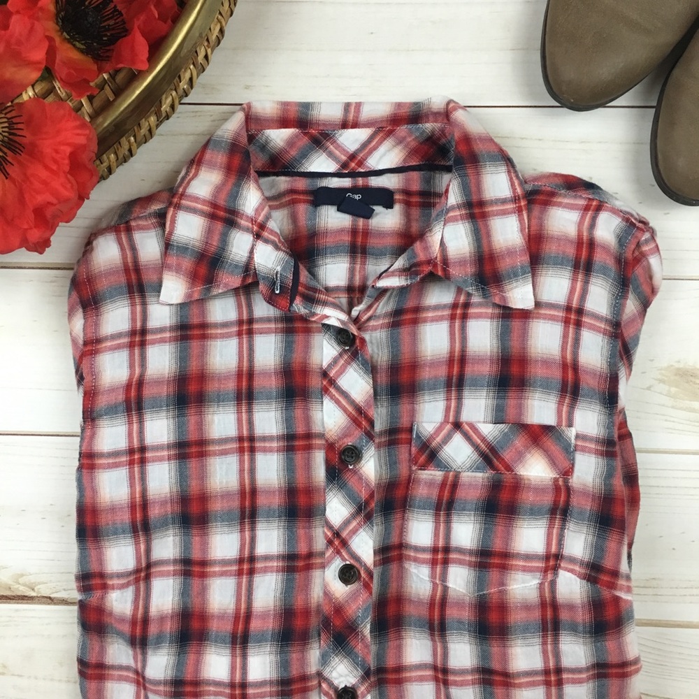 ⬇️ $18 Gap Red Plaid Button Up Small