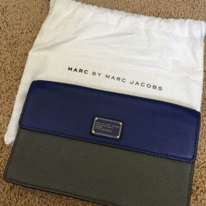 🆕 NWOT Marc Jacobs two toned clutch