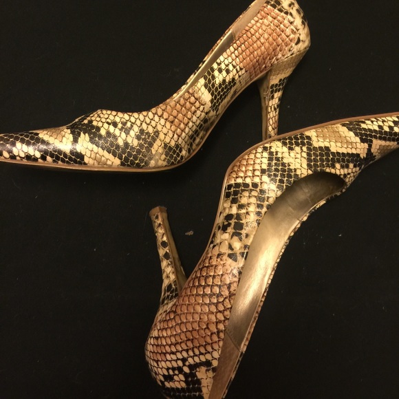 Shoes. Pumps. - Picture 2 of 3