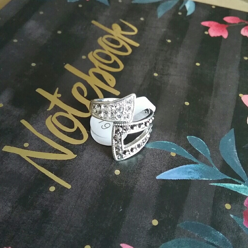 Marcasite Style Ring "Arrow"