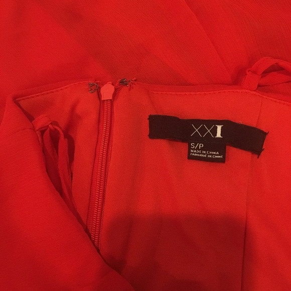 A pretty red dress 👗 - Picture 3 of 4