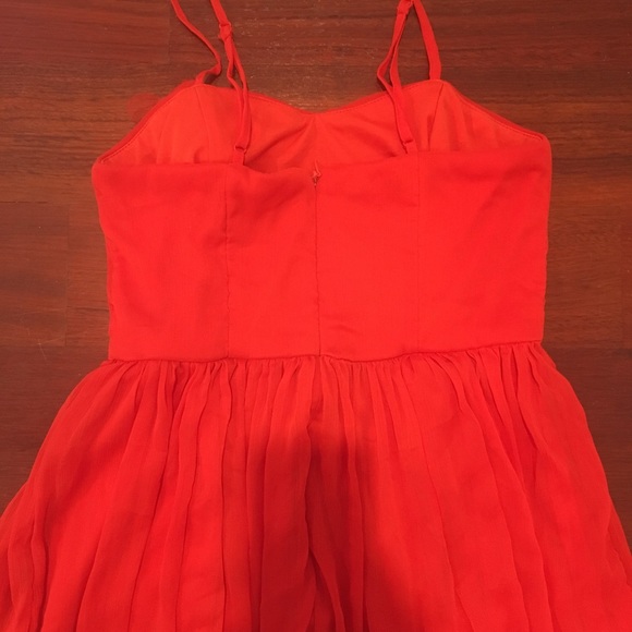 A pretty red dress 👗 - Picture 2 of 4