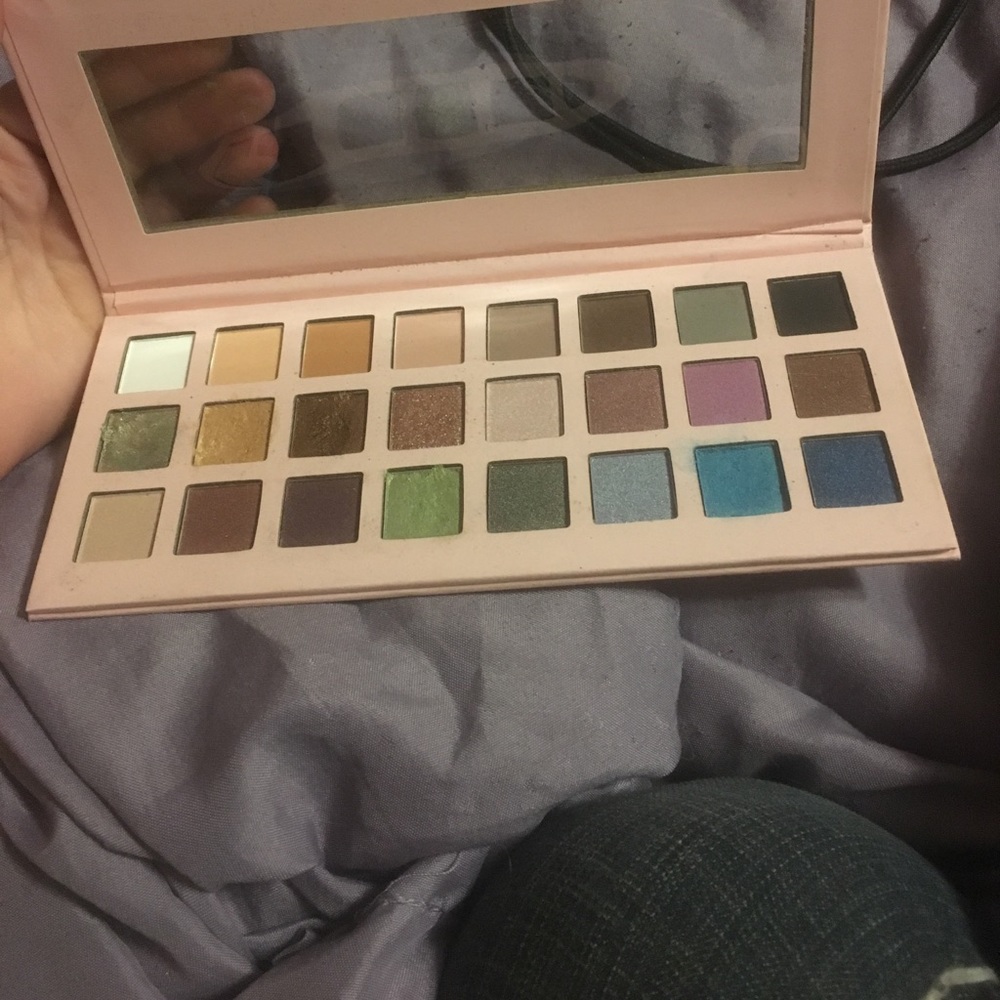 Eye shadow palette