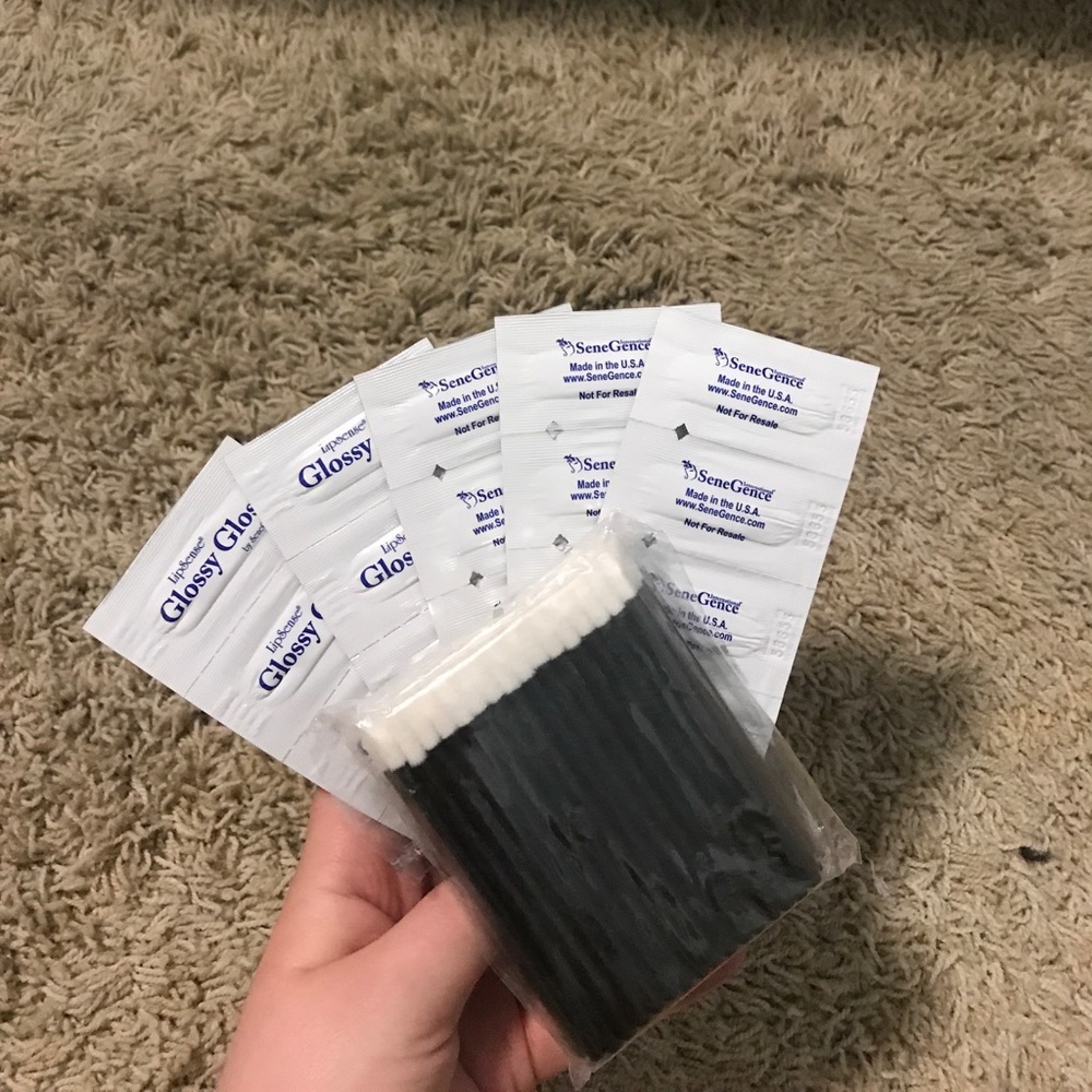 10 glossy gloss samples and 100 lipstick applicato