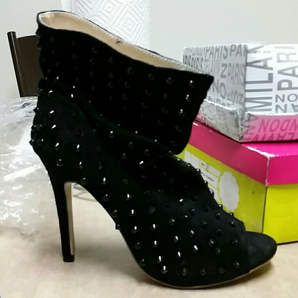 Stylish  black bootie
