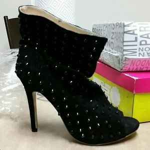 Stylish  black bootie