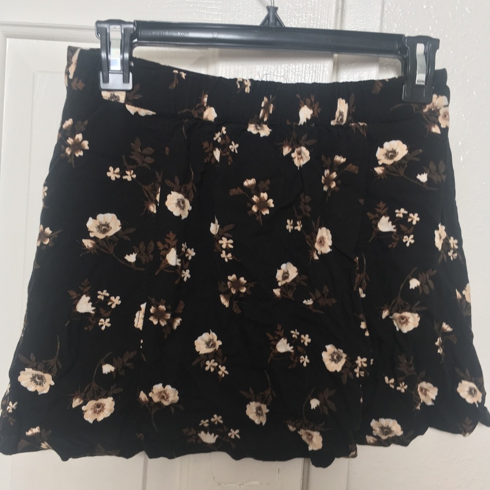 Kendall & Kylie Black Floral Mini Skirt - Picture 3 of 4