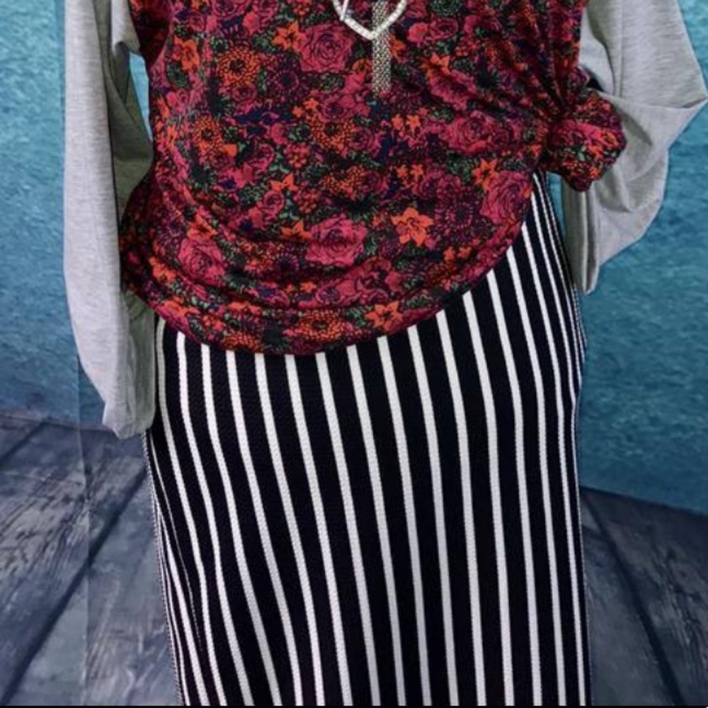LuLaRoe Cassie skirt - black & white stripes! 2XL