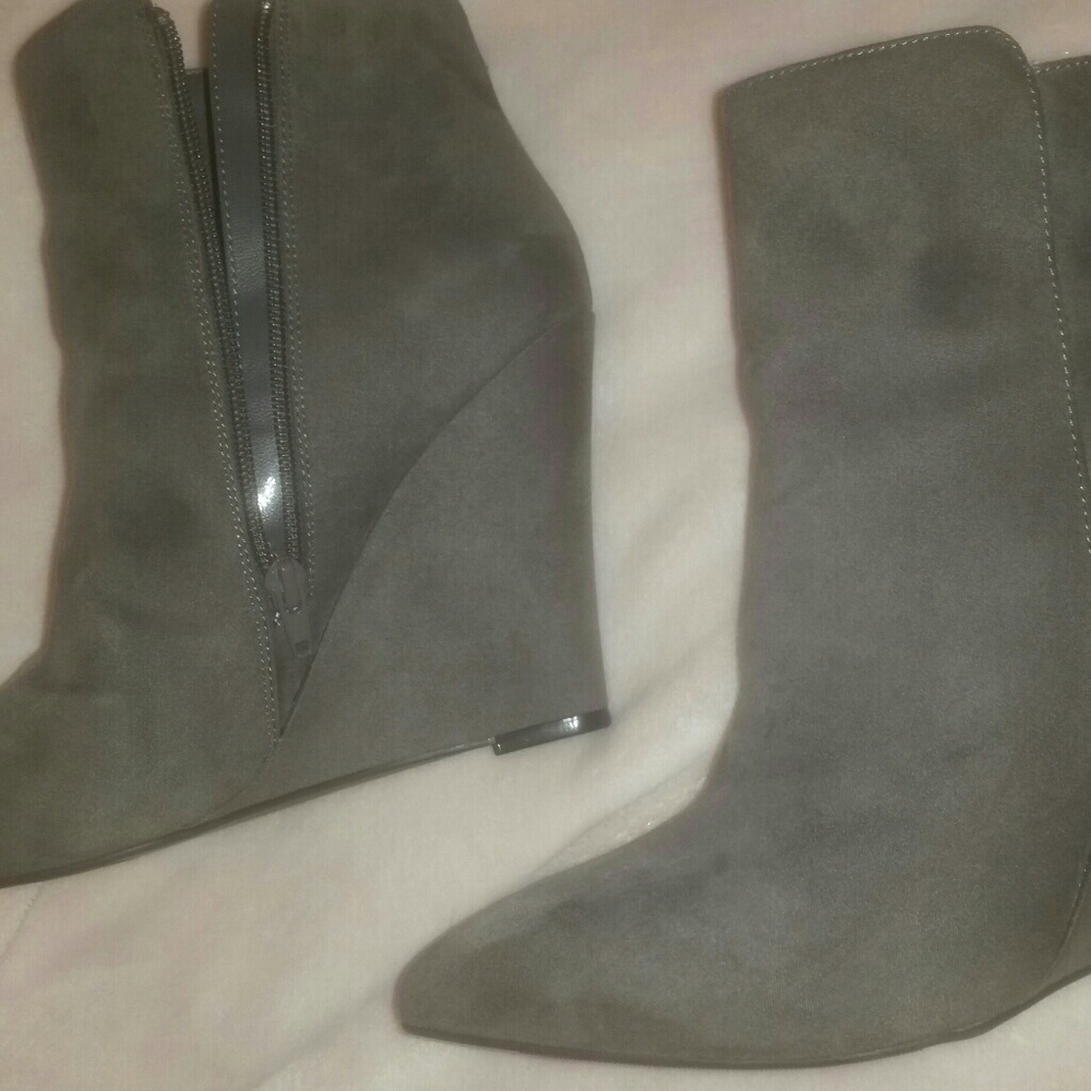 Worthington Gray suede ankle booties