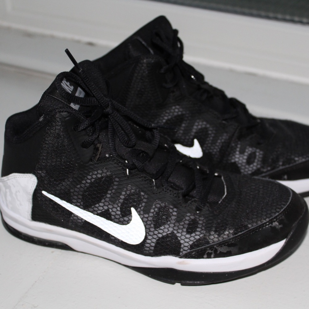 LIKE NEW Boys Nike Basketball Shoes
