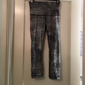 grey and white cropped printed leggings