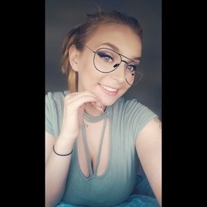 Meet your Posher, Hayley