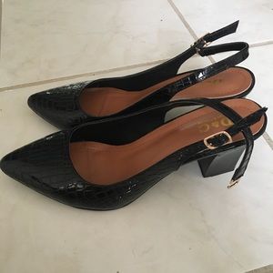 Design & Comfort Black Patent Snakeskin Heels