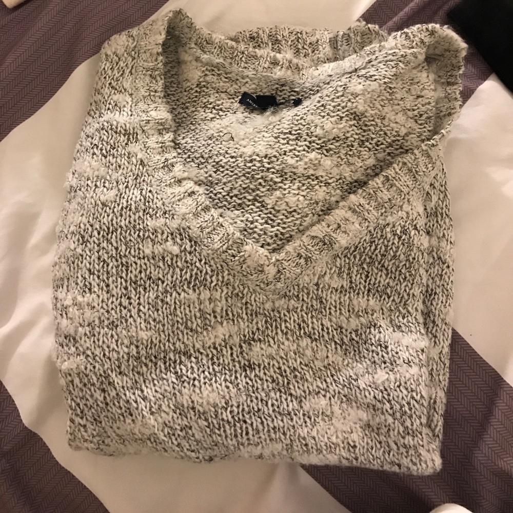 American Eagle v neck sweater
