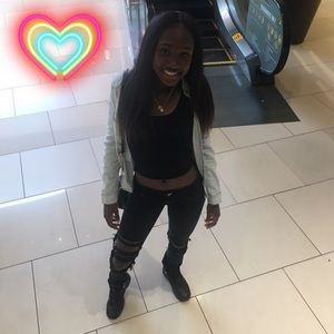 Meet your Posher, Nikia