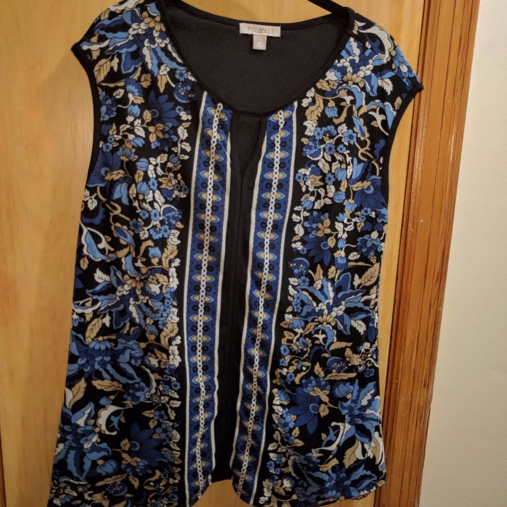 Blue floral print shell with keyhole neckline