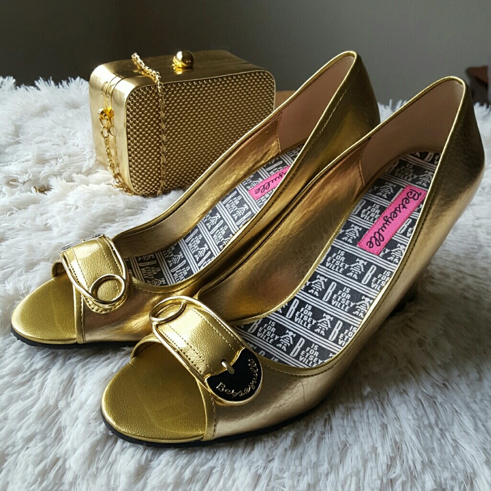  👋OFFERS! Betseyville gold safety pin peep wedge