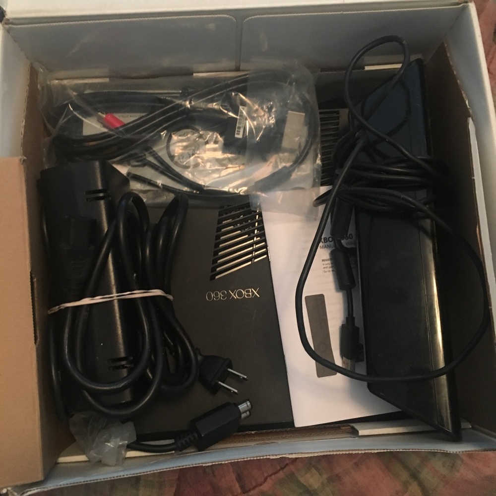 Xbox 360 / 2 Controllers / Kinect / Games 500gb