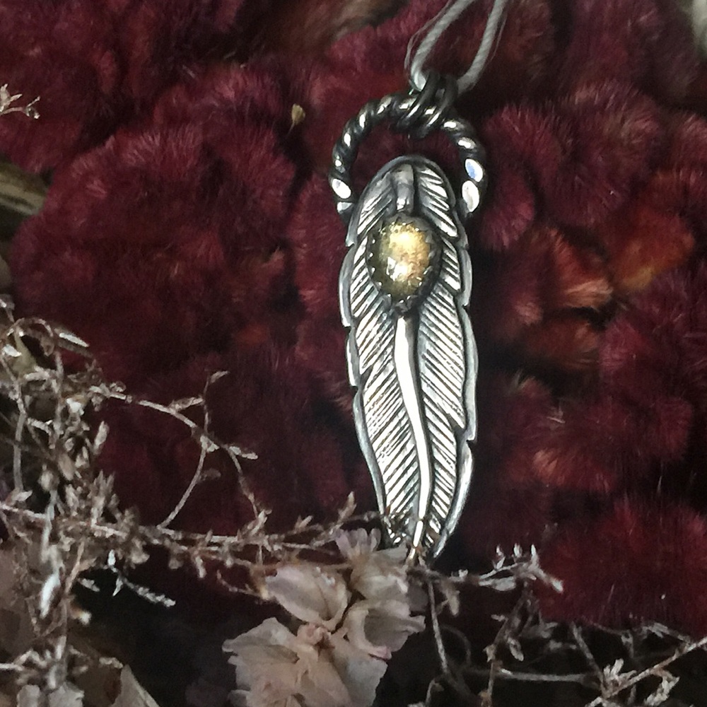 sᴛᴇʀʟɪɴɢ sɪʟᴠᴇʀ ғᴇᴀᴛʜᴇʀ ᴘᴇɴᴅᴀɴᴛ