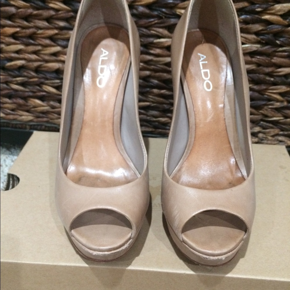 Aldo peep toe pumps tan sz 7 tan.. worn condition