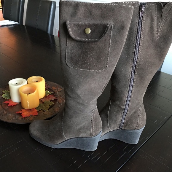 *SOLD*. Aerosoles Wedge Boots - Picture 2 of 8