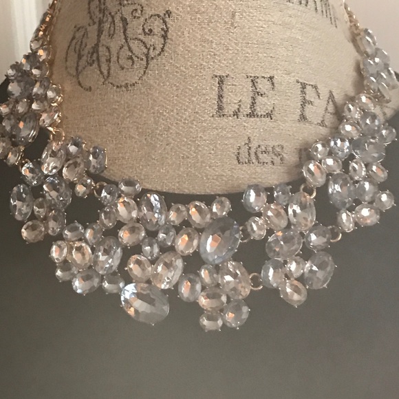 Jewelry - 🎉Runway Fabulous Statement Necklace